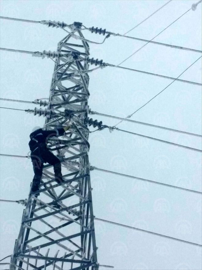 ÇEDAŞ EKİPLERİNİN ZORLU BUZ MESAİSİ