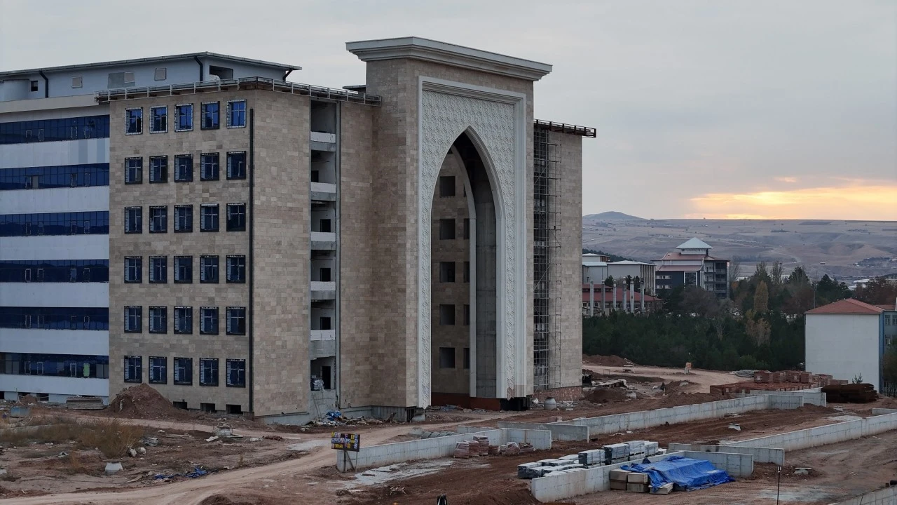 37 Metrelik Dev Kapı 8 Asır Öncesinin İzlerini Taşıyor