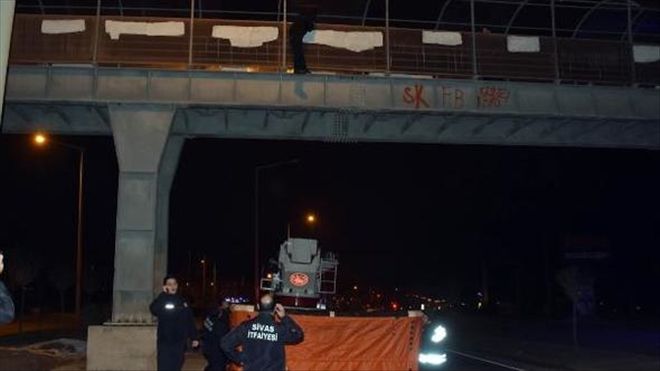 ÜST GEÇİDE ÇIKARAK İNTİHAR ETMEK İSTEYEN GENCİ POLİS İKNA ETTİ