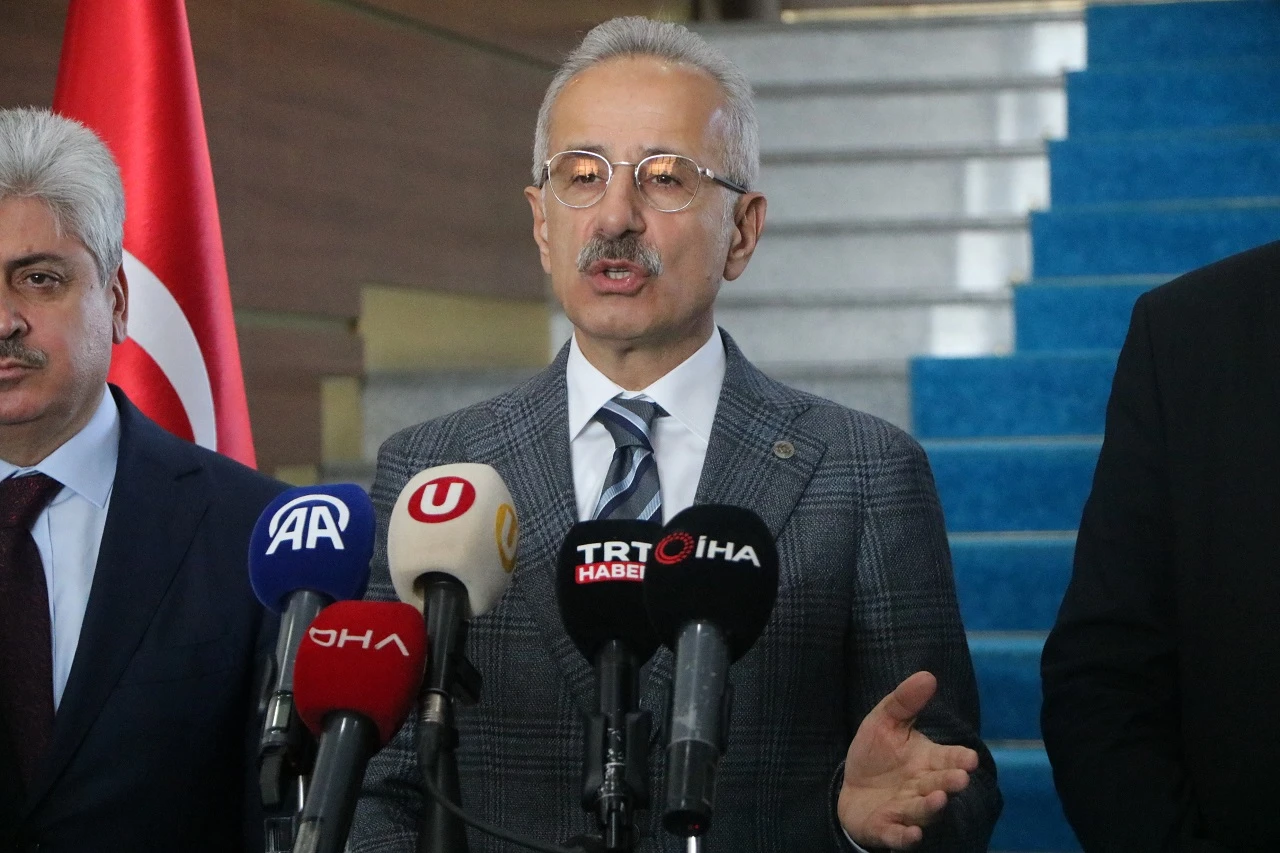 Bakan Uraloğlu:  "6 şeritli otoyol inşa edeceğiz"