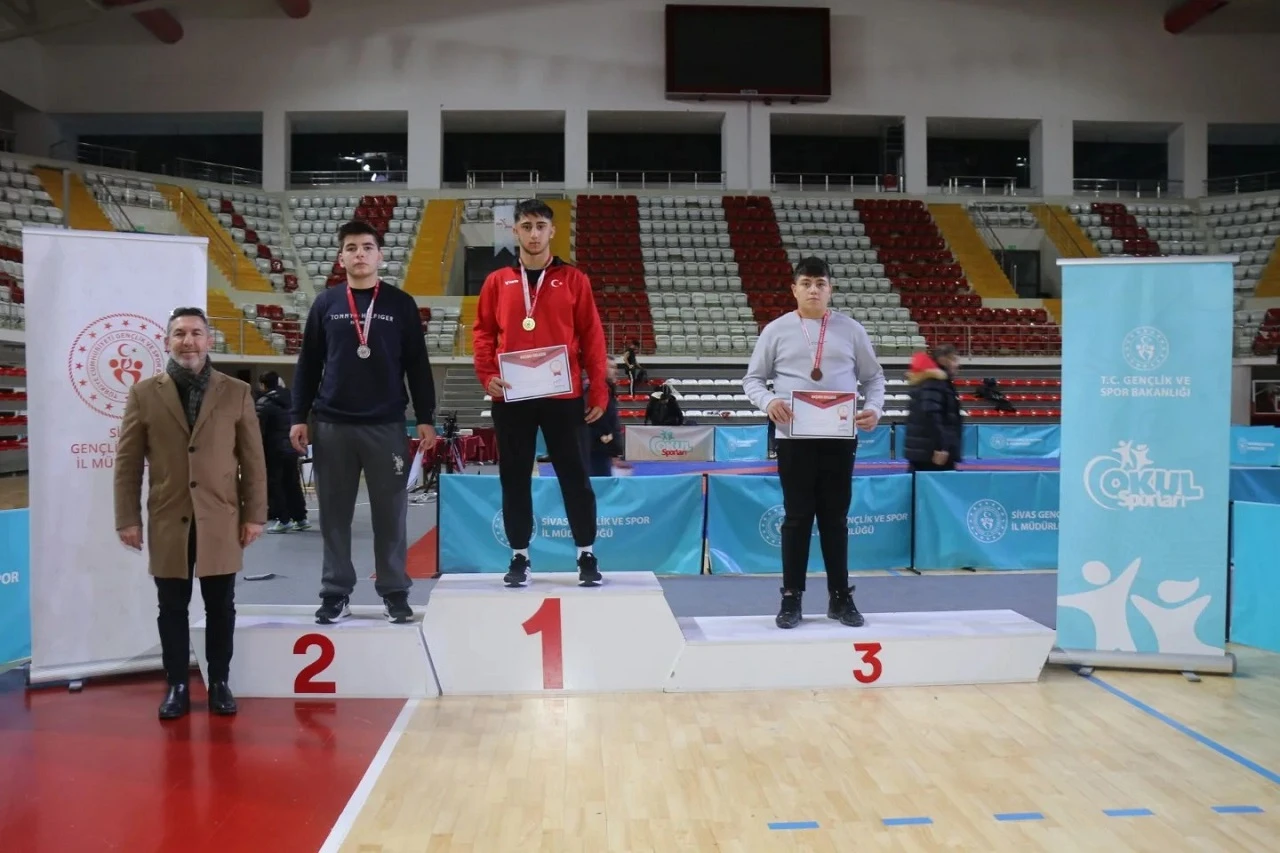 Sivas'ta Başarılı Pehlivanlara Madalya
