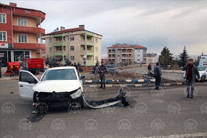 İKİ OTOMOBİL  ÇARPIŞTI: 6 YARALI