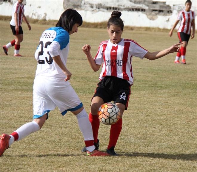 KADINLAR FUTBOLCULAR FARKLI MAĞLUP