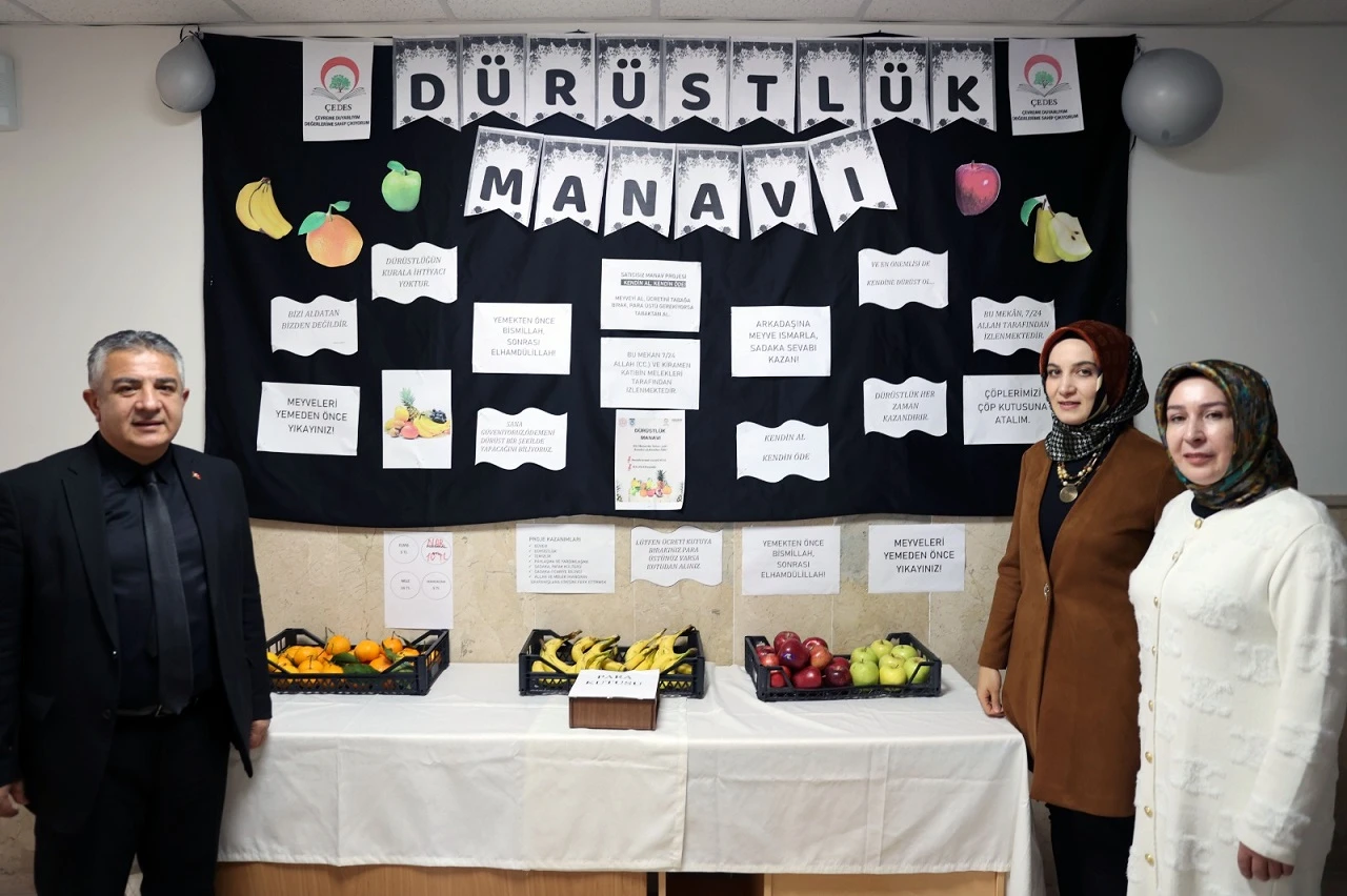 "Tezgahtarsız Manav" Öğrencilere Dürüstlüğü Öğretiyor