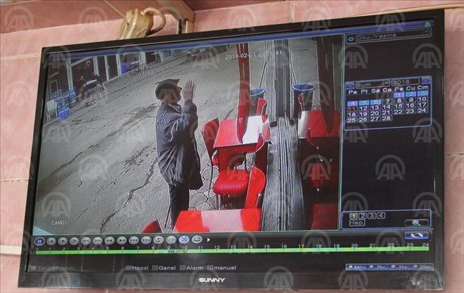 BAYRAĞI ÖPÜP SELAM DURDU