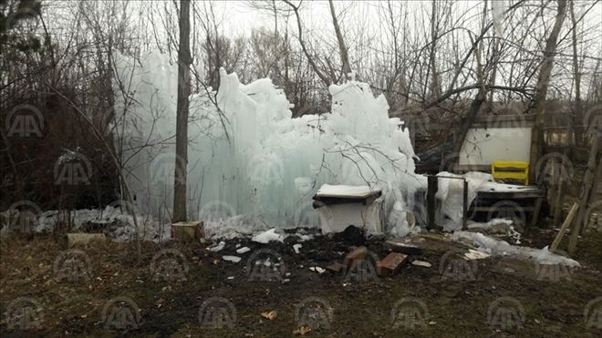 PATLAYAN BORUDAN AKAN SU BUZ TUTTU