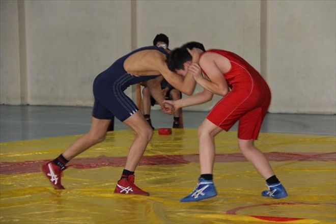 GÜREŞTE YARI YARIYA BAŞARI