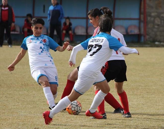 KADIN FUTBOLCULAR HAKKÂRİ DEPLASMANINDA