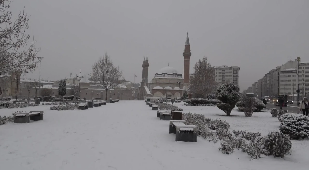 Sivas Yeniden Beyaza Büründü