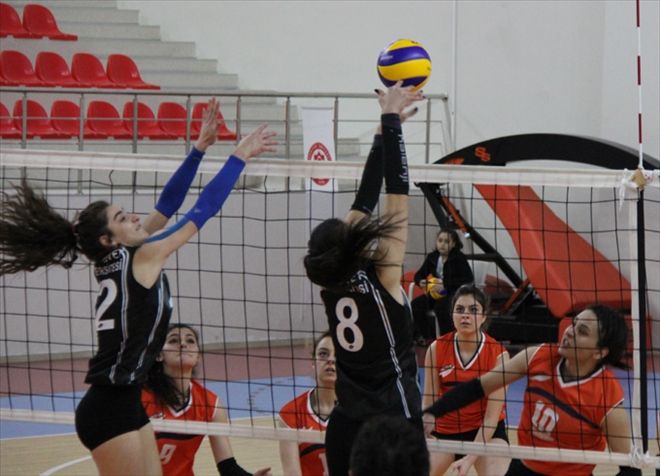 VOLEYBOL´DA CÜSK 3-1 KAZANDI