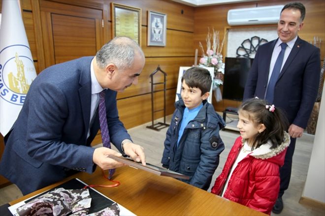 DEMOKRASİ NÖBETİ TUTAN ÇOCUKLARA BİSİKLET