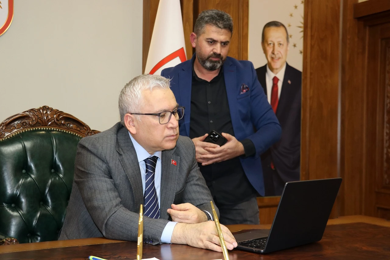 Sivas Valisi Şimşek, AA'nın "Yılın Kareleri" oylamasına katıldı