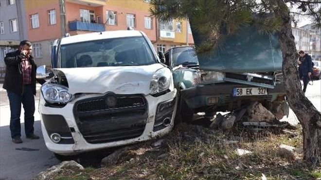 HAFİF TİCARİ ARAÇ İLE OTOMOBİL ÇARPIŞTI: 6 YARALI