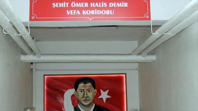 KULLANILMAYAN YAZI TAHTALARINI TABLOYA DÖNÜŞTÜRDÜLER