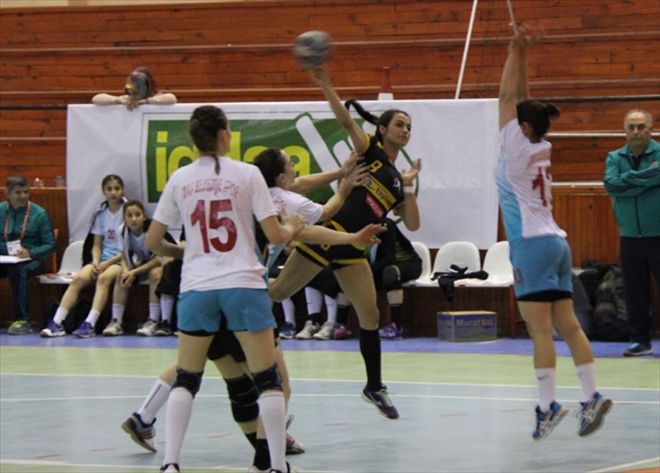 KADINLAR BANDIRMA ÖNÜNDE