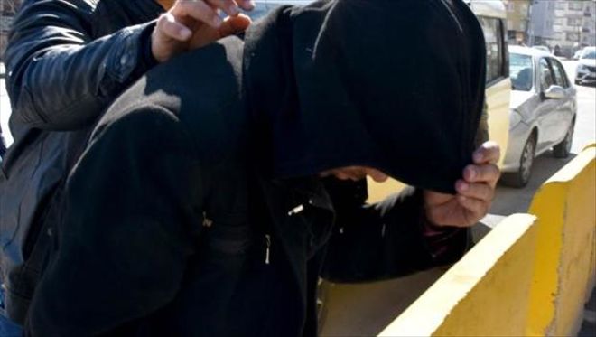 BİRLİKTE KAÇTIĞI KADININ YAKINLARINDAN GİZLENMEK İÇİN ÇARŞAF GİYİNMİŞ
