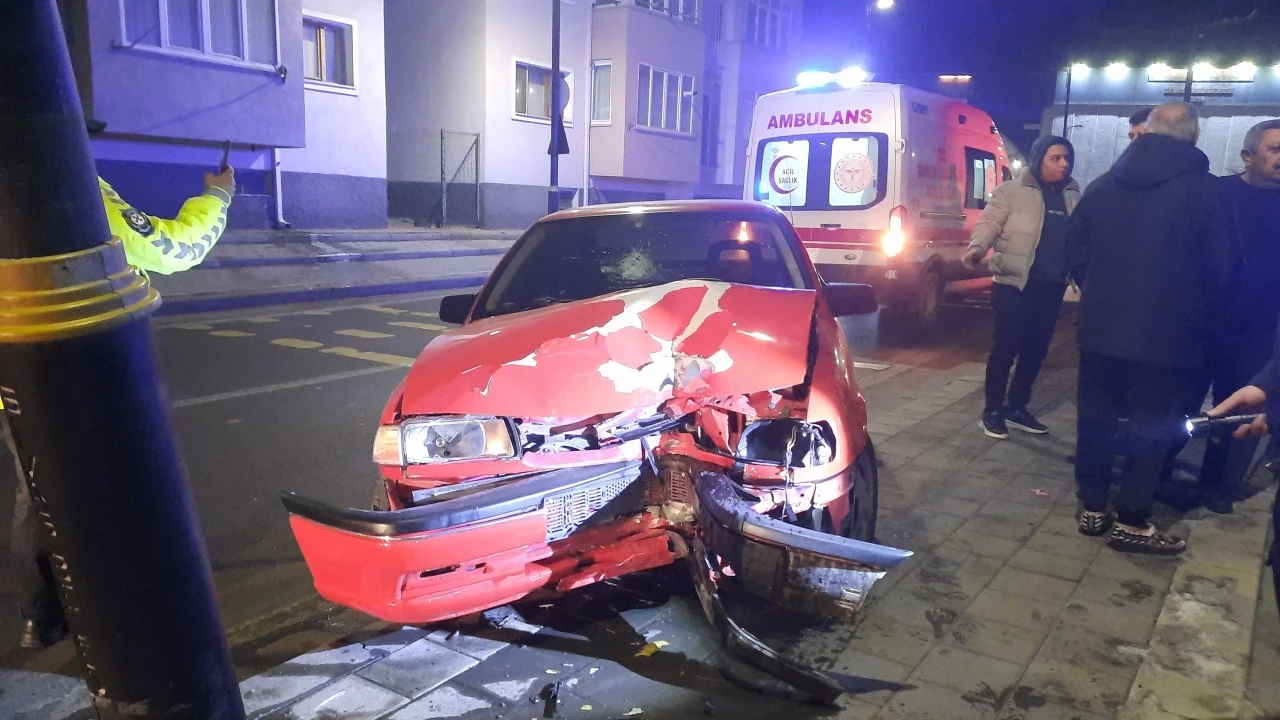 Sivas'ta Kaza Yapan Otomobilin Sürücüsü Yaralandı