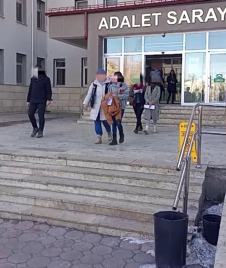 Sivas'ta Tam 18 Evi Soydular! Sivas Polisi Kıskıvrak Yakaladı!
