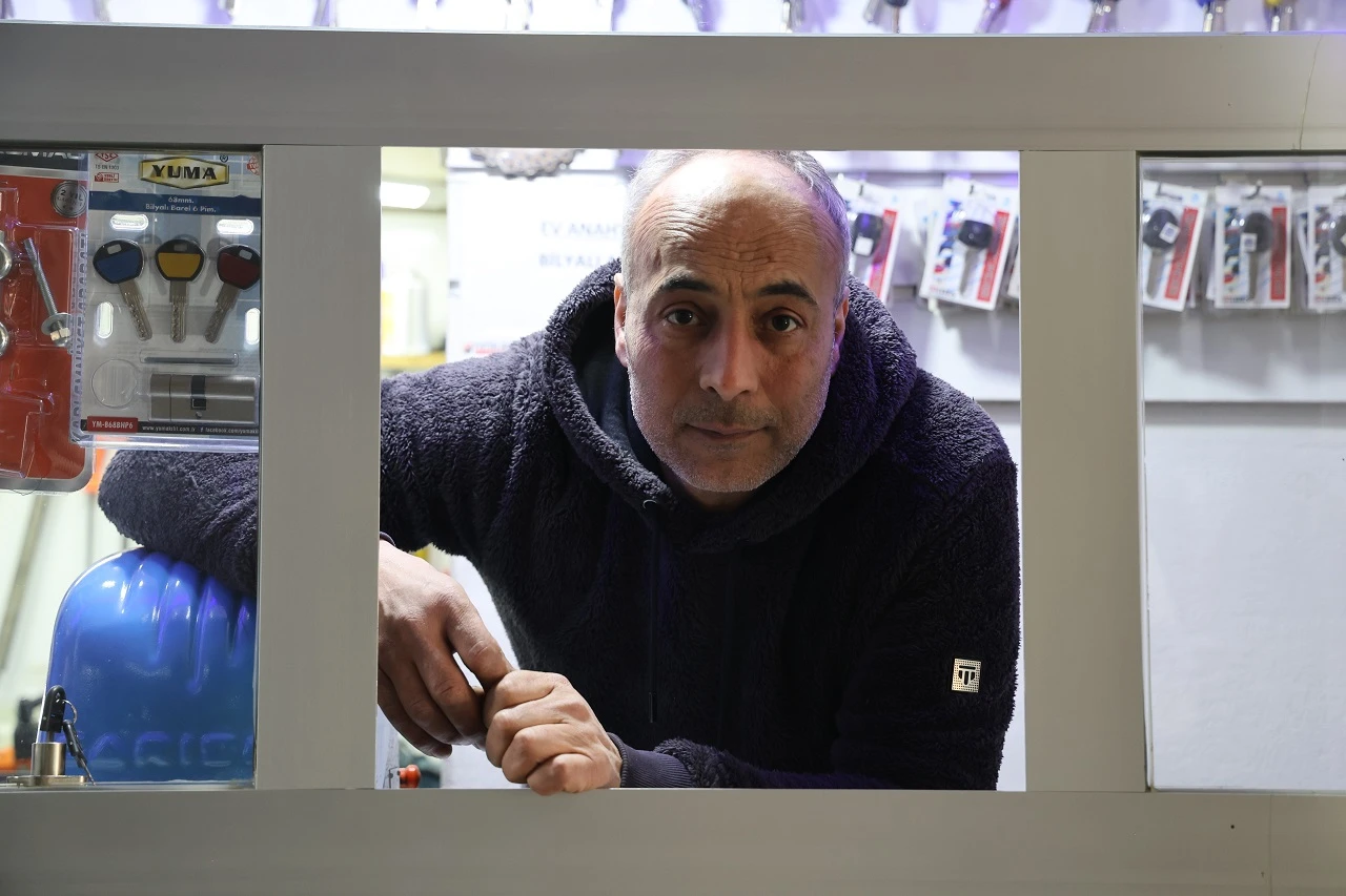 İki metrekarelik dükkânında açamayacağı kapı yok   