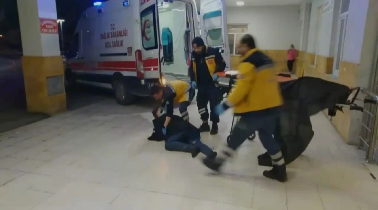 Sivas'ta, Sağlık Ekipleri Yaralıyı Sedyeden Düşürdü   