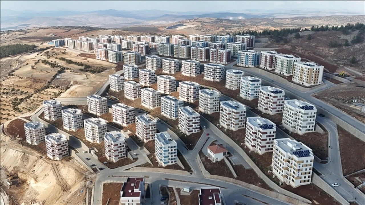 Deprem konutları yıl sonuna kadar teslim edilecek