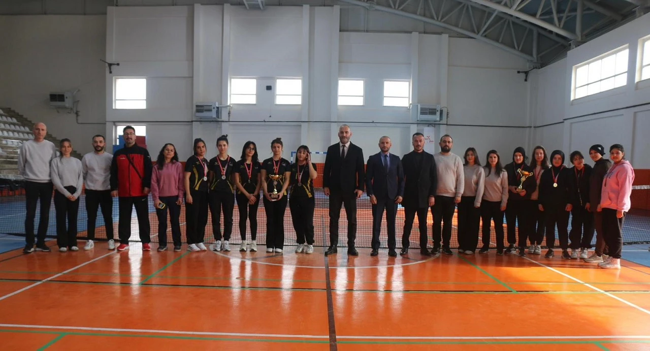 Sivas’ta Karşıyaka Kız Meslek Lisesi Şampiyon