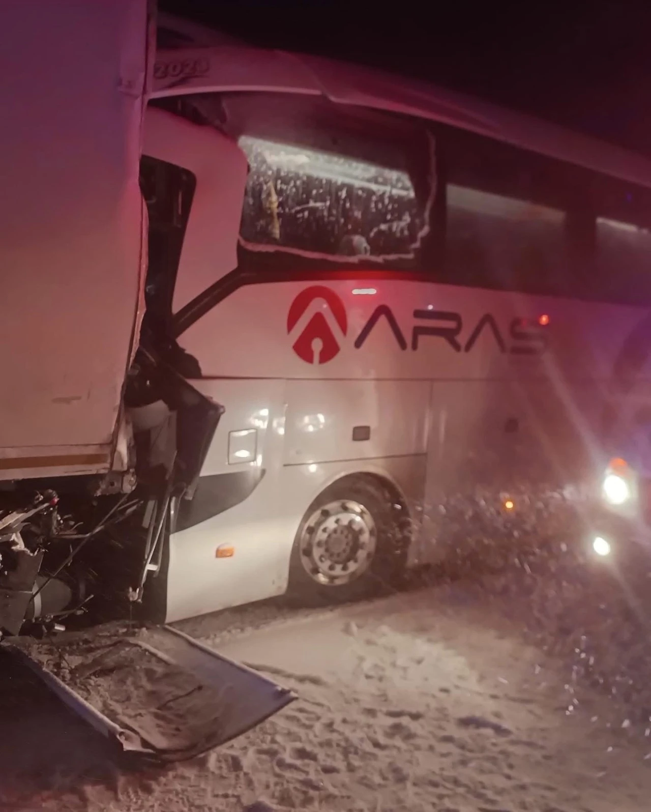 Sivas’ta Otobüs Kazası: 1 Ölü, 13 Yaralı