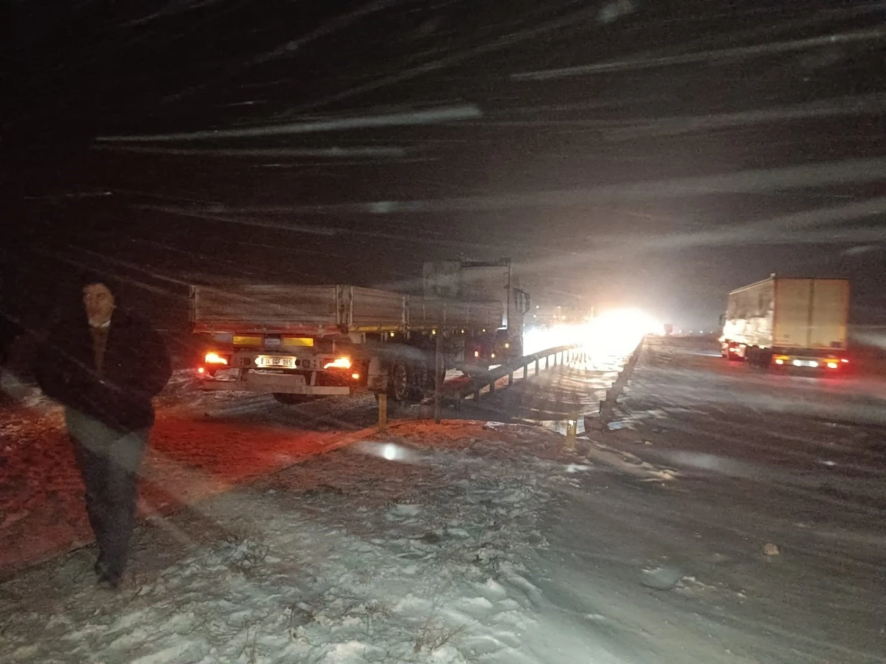 Sivas'ta Buzlanma Nedeniyle TIR Devrildi, Yol Kapandı