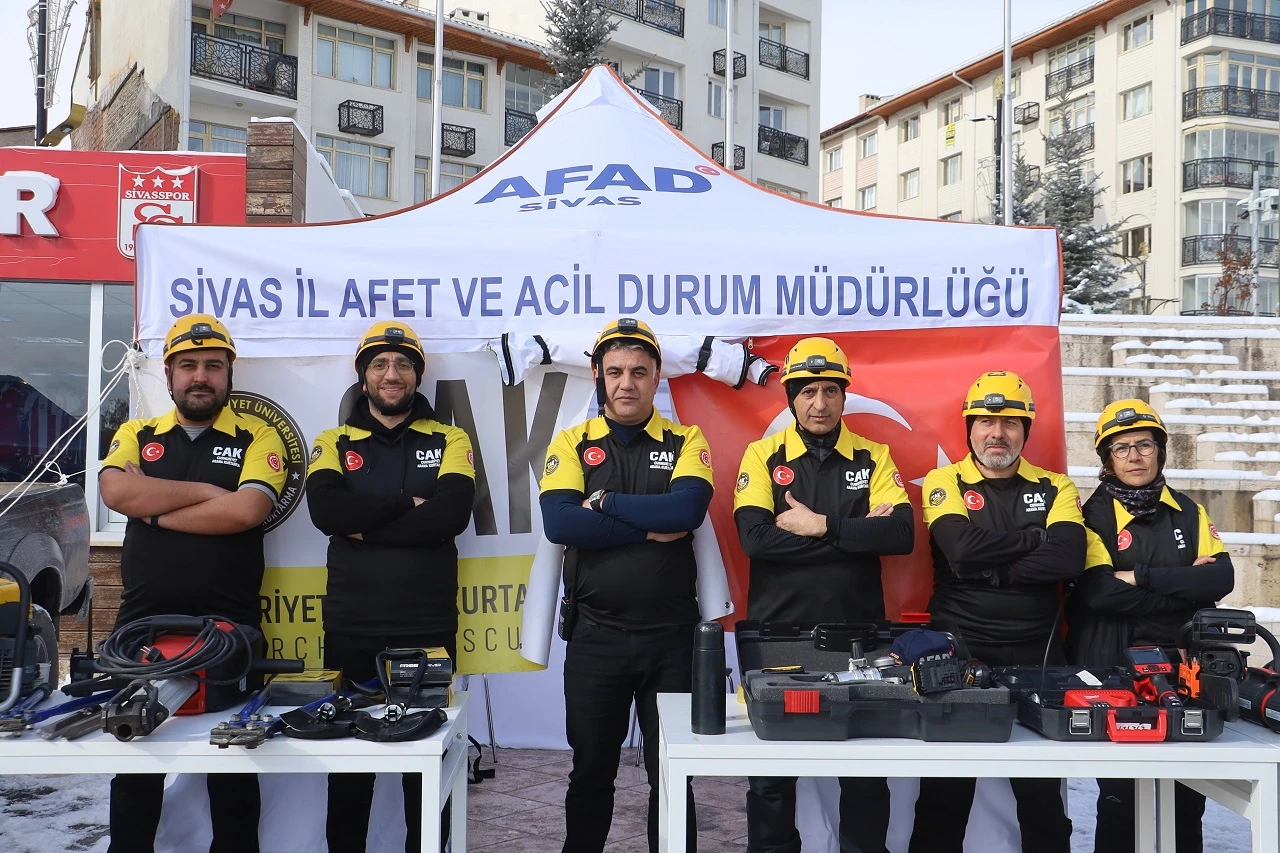 Sivas'ta Deprem Şehitleri Anıldı