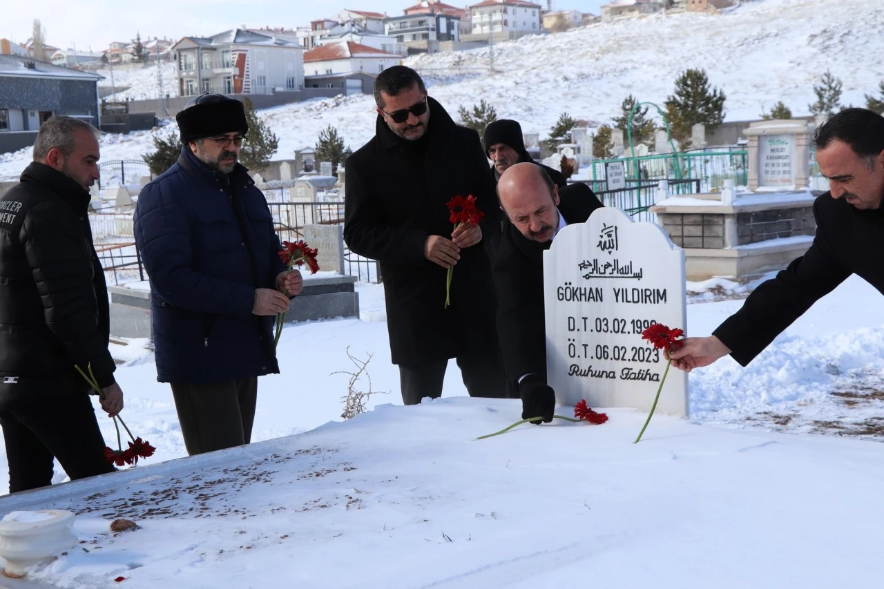 Depremde Ölen Sivaslı Aile Anıldı