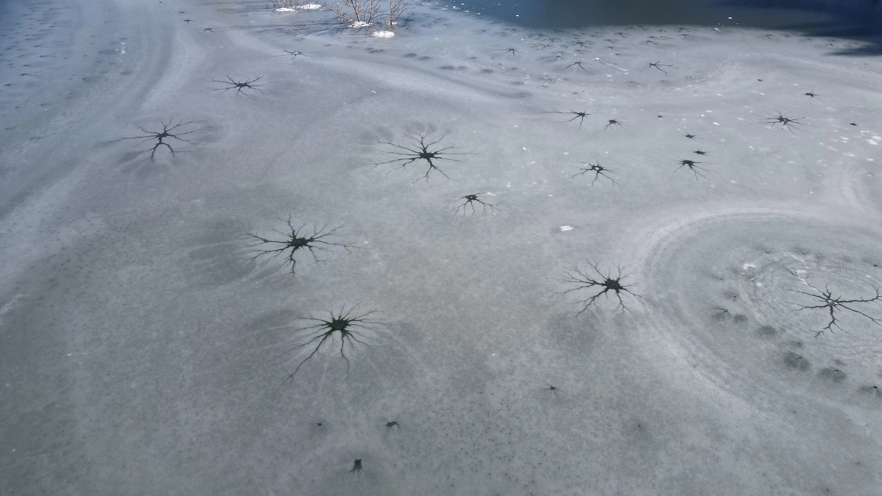 Sivas'ta Baraj Gölünün Buz Tutan Yüzeyinde İlginç Şekiller