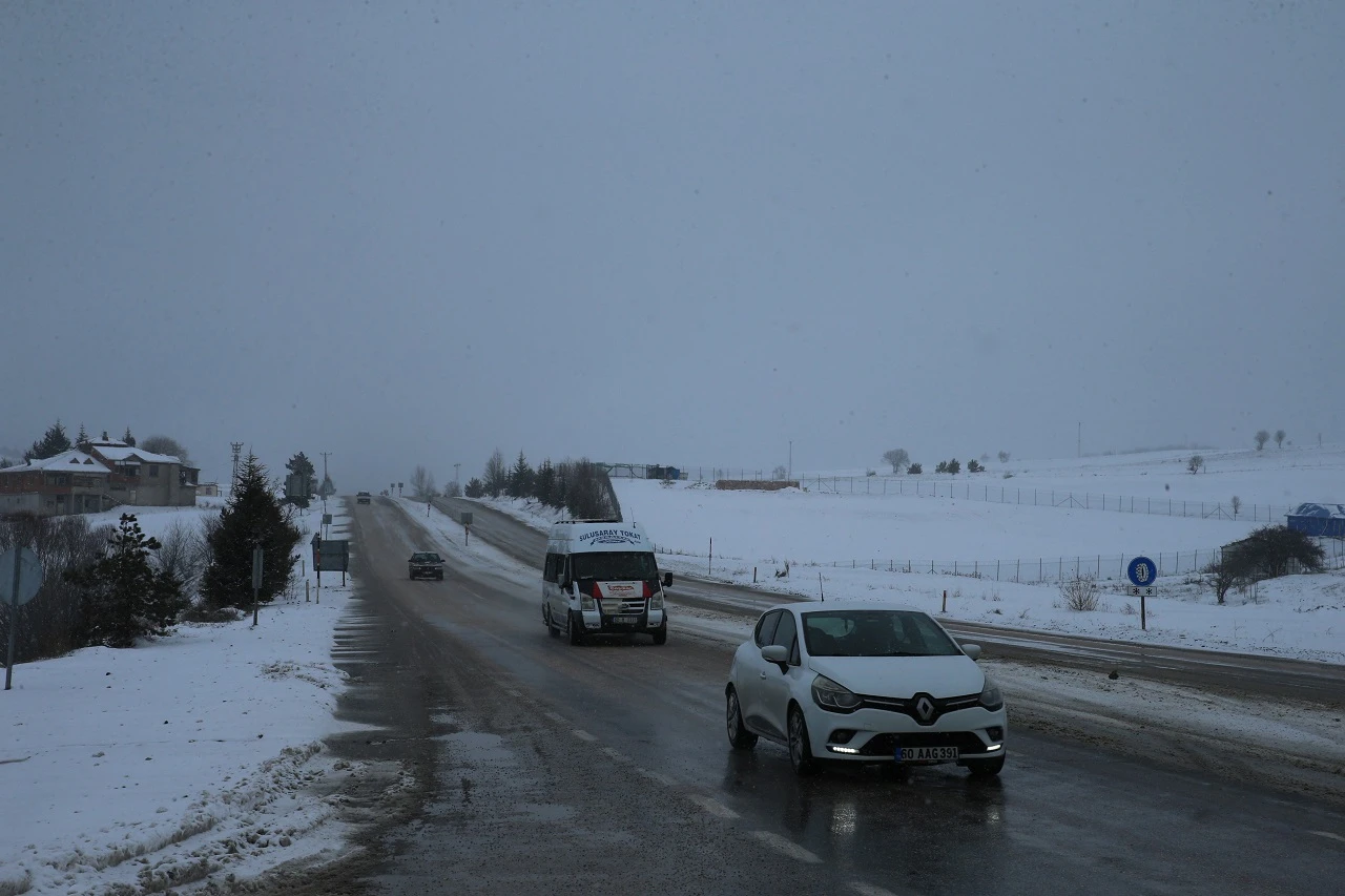 Tokat-Sivas kara yolunda kar etkili oluyor