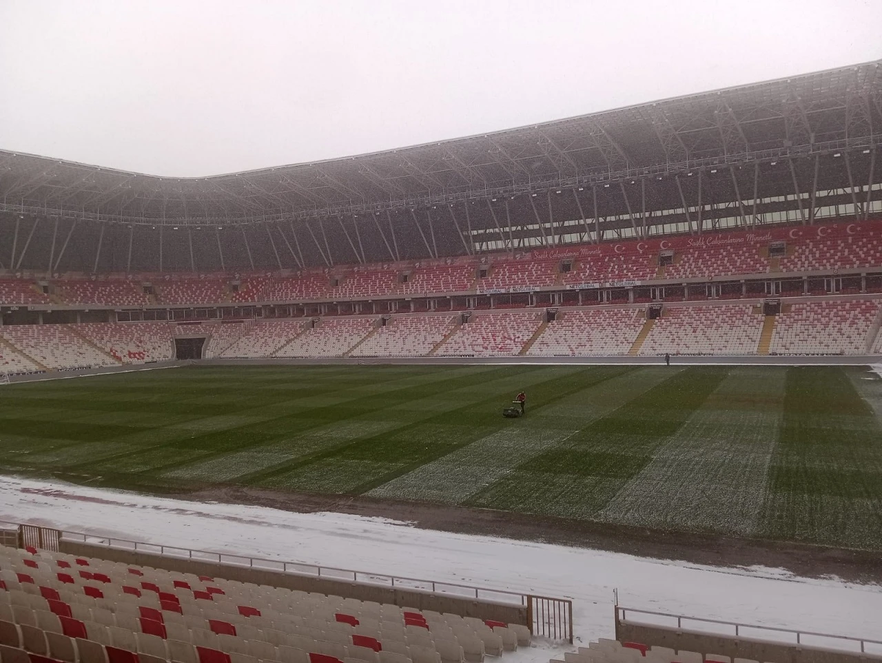 4 Eylül Stadyumu Kardan Temizlendi!