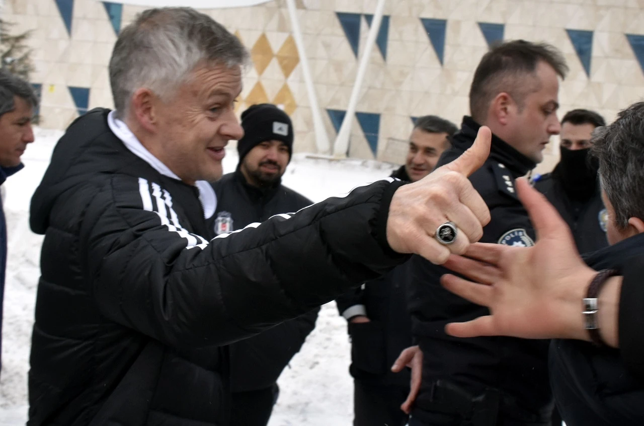 Sivas' ta Solskjaer'e Osmanlı Tuğralı Yüzük Hediyesi