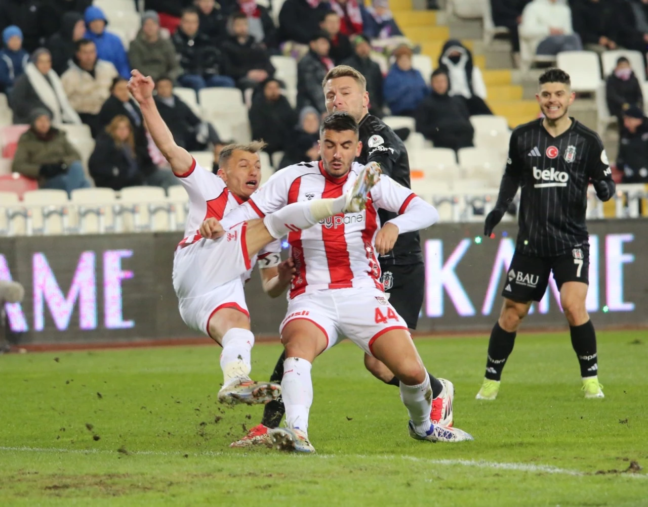 Sivassporlu Futbolcu Hastaneye Kaldırıldı