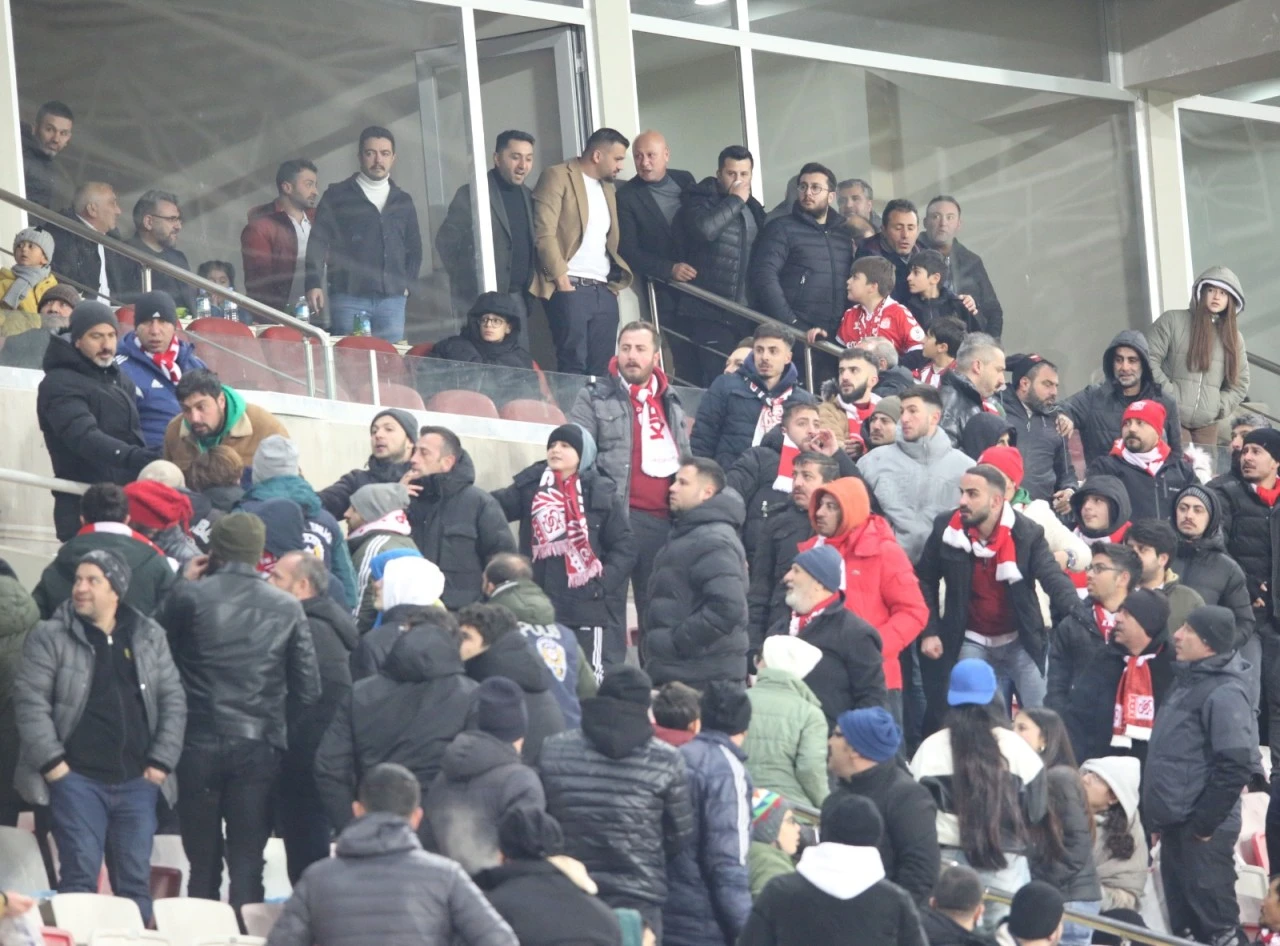 Sivasspor Taraftarı Yönetimi İstifaya Çağırdı!