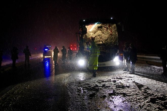 YOLCU OTOBÜSÜ TIRA ÇARPTI : 10 YARALI