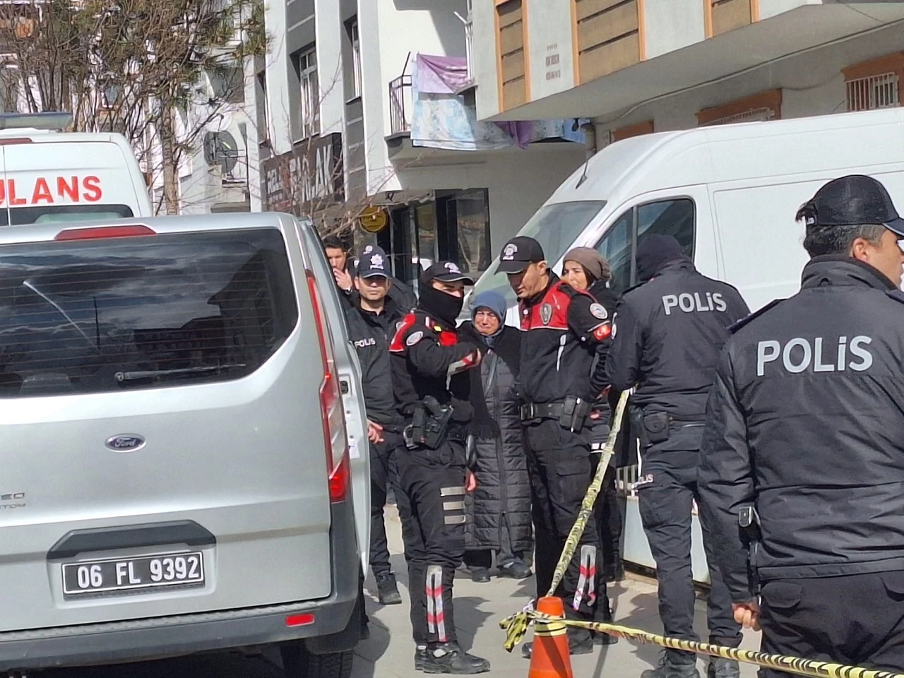 Anne Çocuklarının Bileklerini Kesti; 2 Ölü, 1 Yaralı
