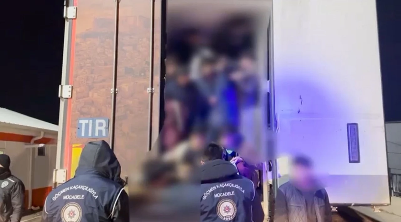 Sivas'ta Durdurulan TIR'dan 29 Göçmen Çıktı