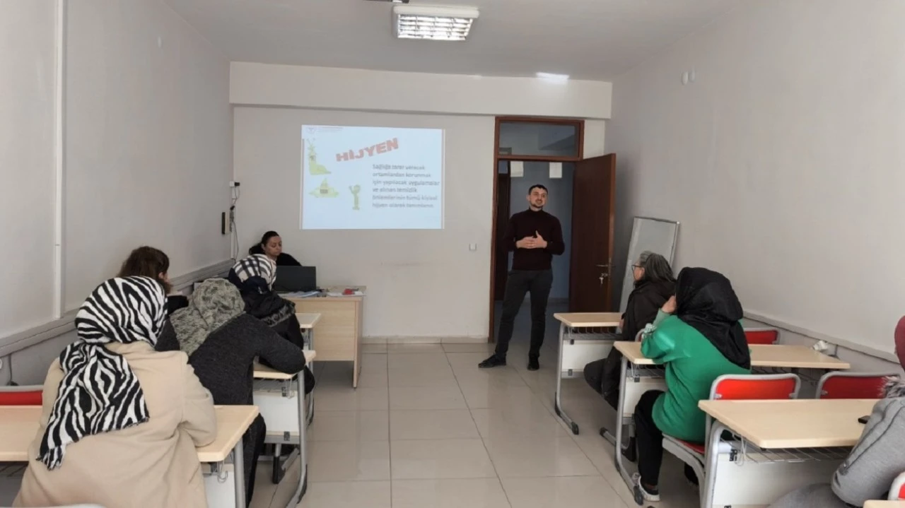 Ulaş'ta Okul Çalışanlarına Hijyen Eğitimi Verildi