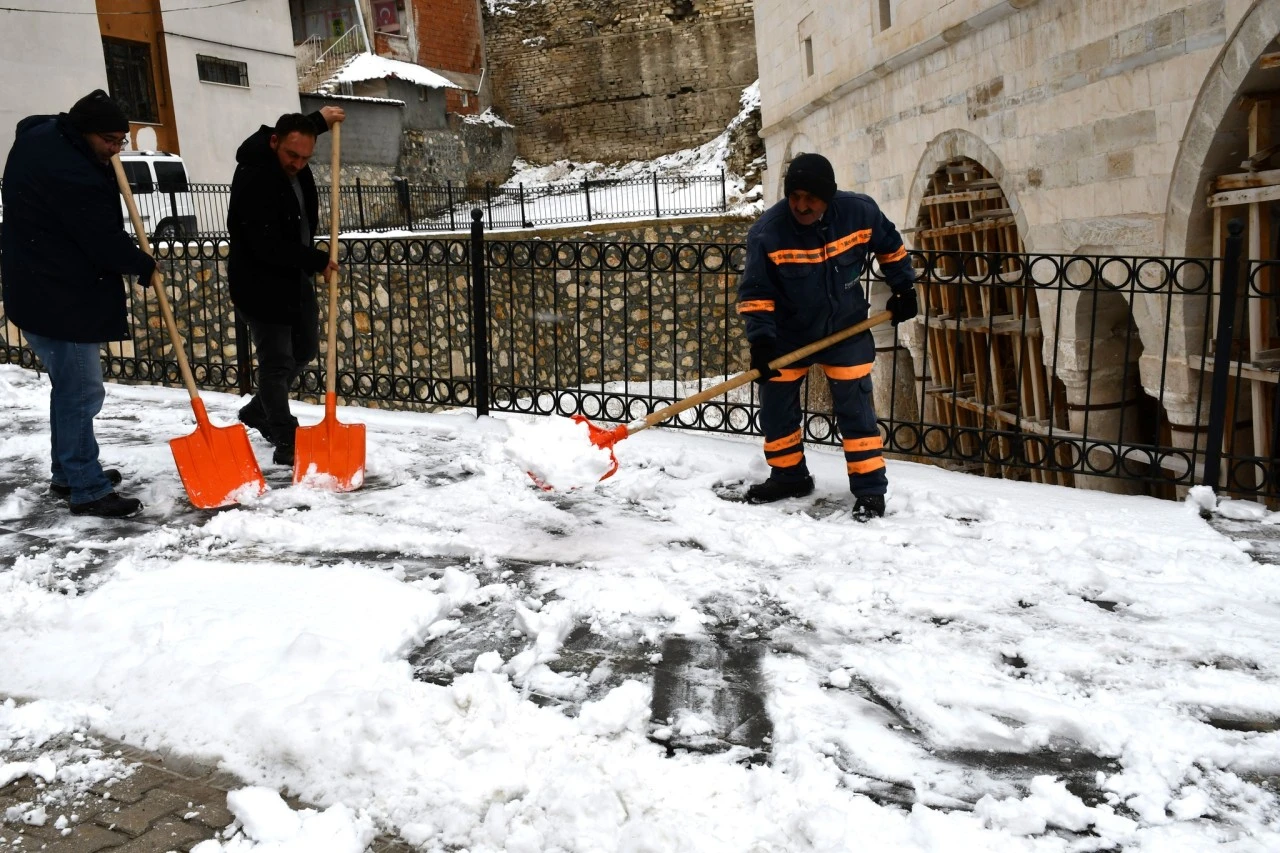 Sivas'ta Karla Mücadele Sürüyor