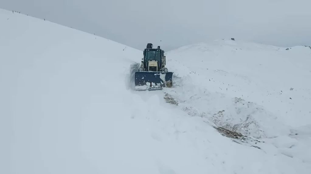 Sivas'ta Zorlu Kış Şartlarında Su Arızasıyla Mücadele Ediyorlar