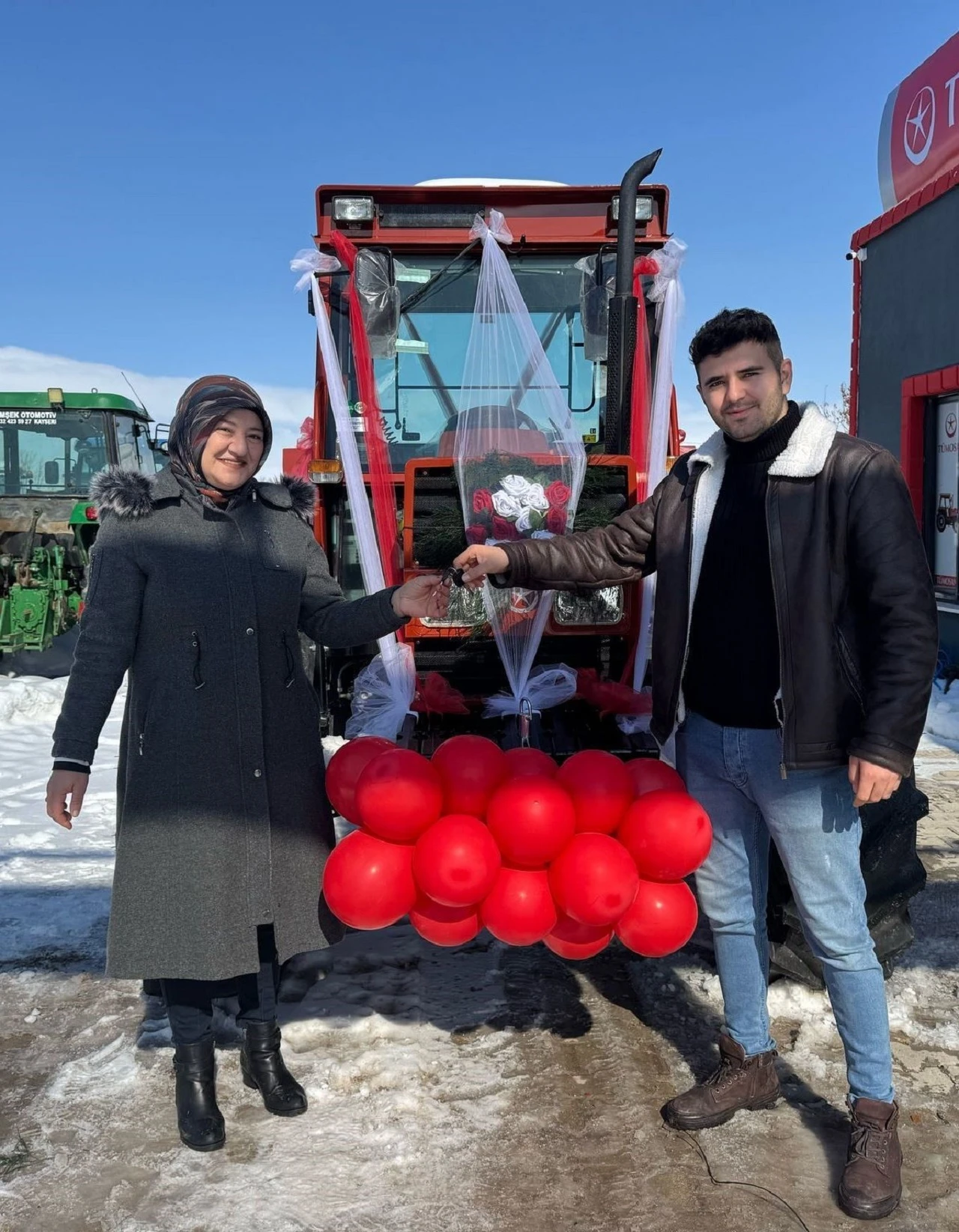 'Ana Gibi Yar Olmaz' Dedi, Sevgililer Günü'nde Annesine Traktör Hediye Etti