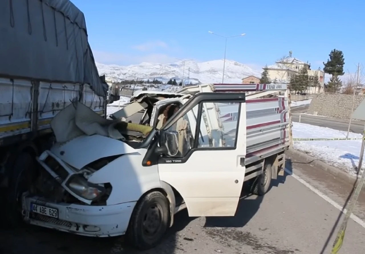 Sivas Yolunda Feci Kaza:1 Ölü 1 Yaralı