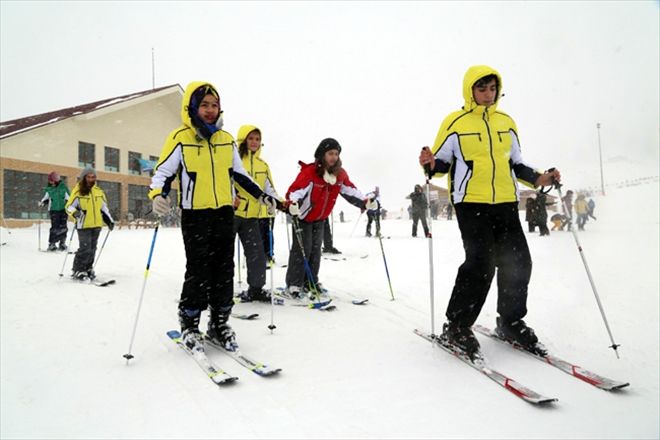 BAŞARILI ÖĞRENCİLERE BEDAVA KAYAK EĞİTİMİ