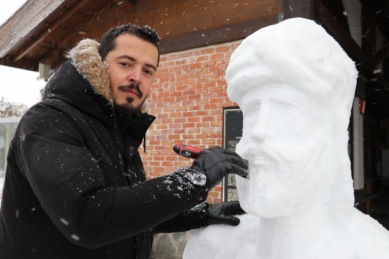 Sivas'ta Âşık Ruhsati'nin Kardan Büstünü Yaptılar 