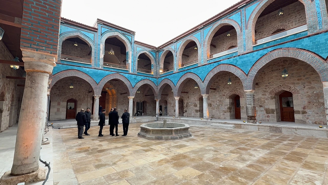 18. yüzyıla ait havuz Gök Medrese'nin yapısına uygun yerleştirildi