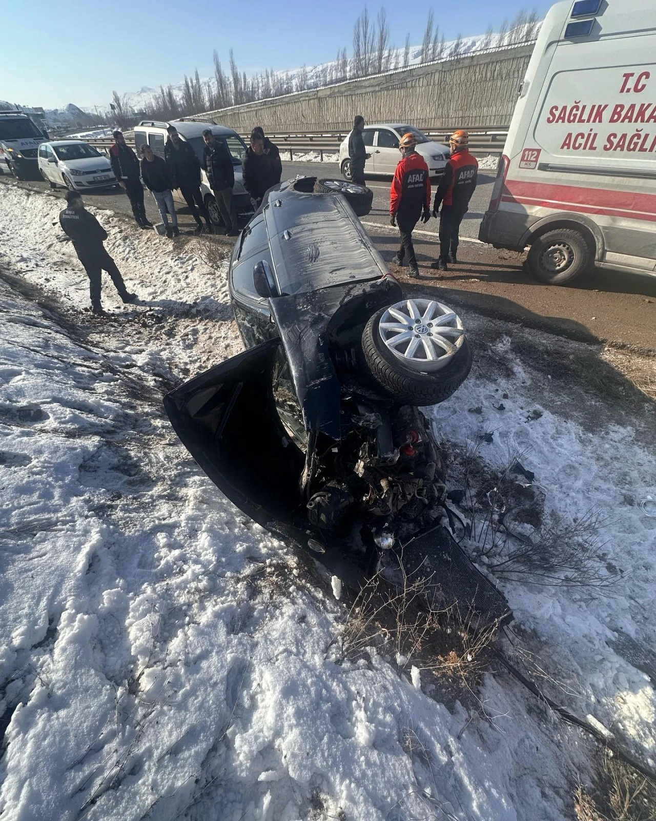 Sivas'ta Trafik Kazası: Otomobil TIR'a Çarptı