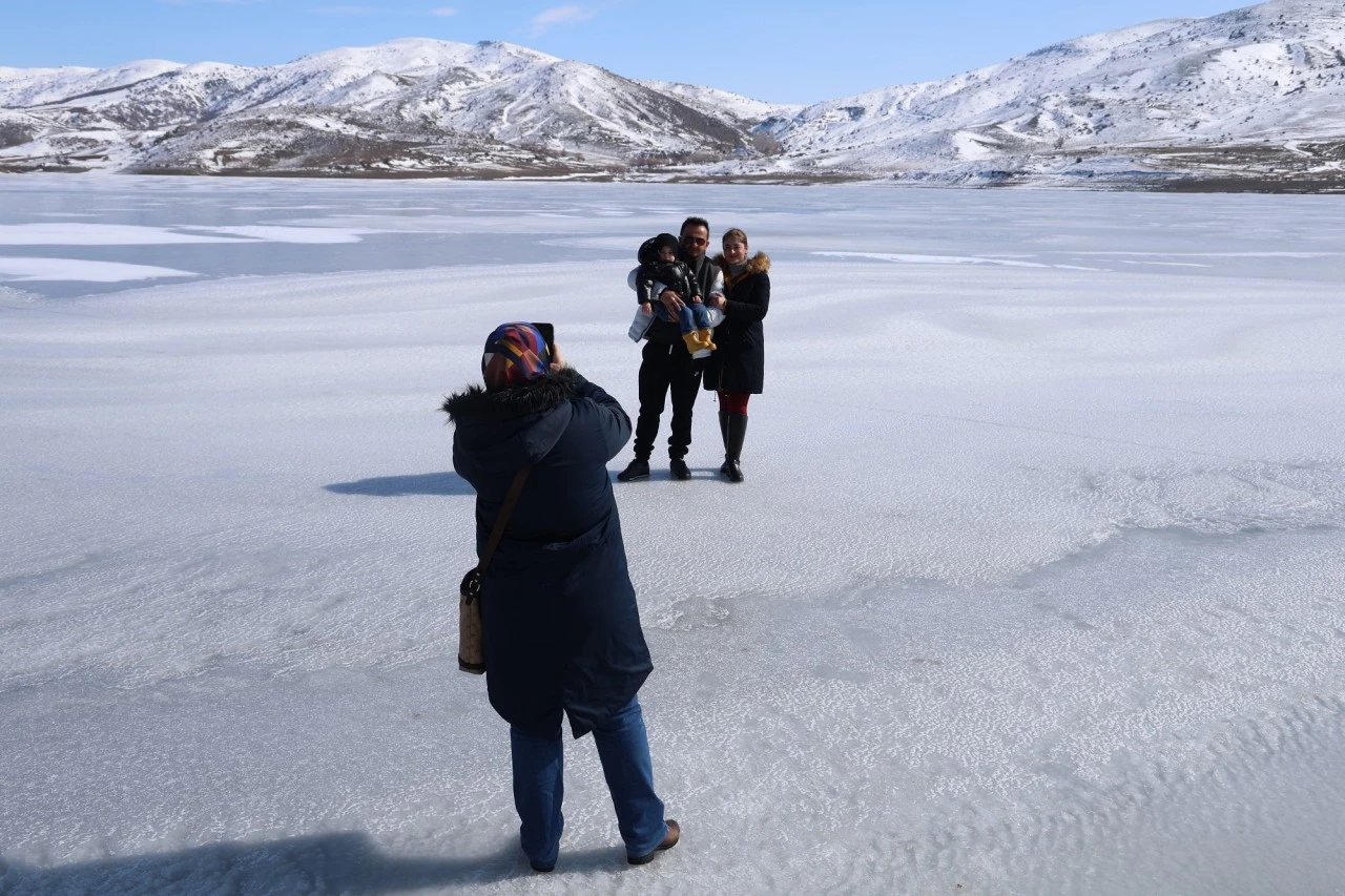 Sivas'ta Buz Kaplanan Gölde Fotoğraf Çektirdiler