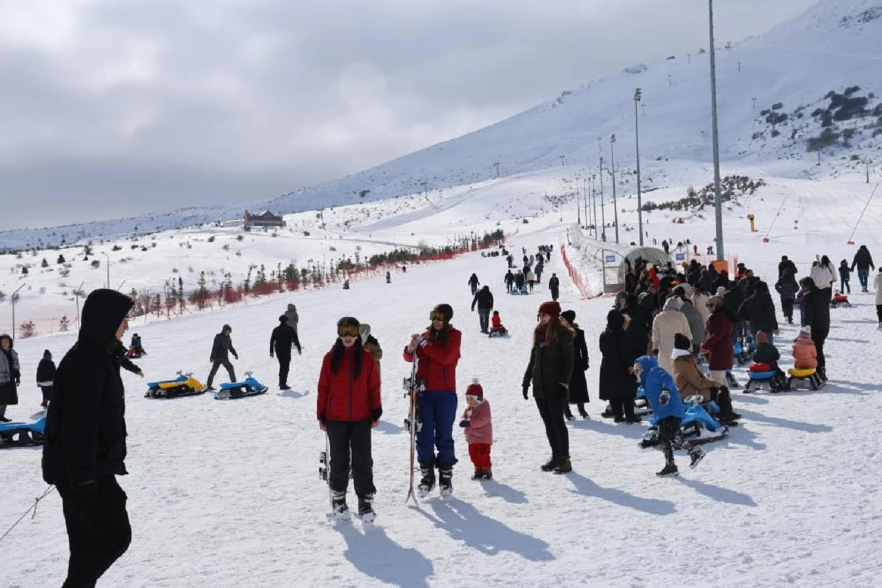 Sivaslı Kayak Severler Yıldız Dağı’na Akın Etti